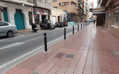 Santa Pola instala bolardos para la seguridad de los peatones